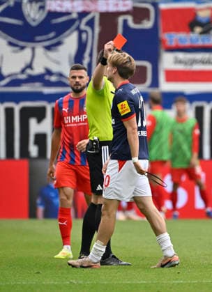 Schiedsrichter Referee Justin Hasmann zeigt Ampelkarte gelb rot Platzverweis fuer Jonas Therkelsen Holstein Kiel (10) wegen Foul an Mikkel Kaufmann 1. FC Heidenheim 1846 FCH (29) (nicht im Bild) 1. FC Heidenheim 1846 FCH vs Holstein Kiel KSV 13.09.2026 DFL REGULATIONS PROHIBIT ANY USE OF PHOTOGRAPHS AS IMAGE SEQUENCES AND OR QUASI-VIDEO 1. FC Heidenheim 1846 FCH vs Holstein Kiel KSV