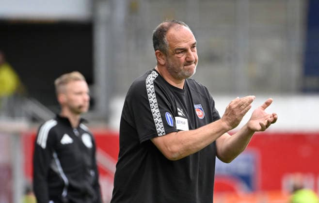 Torwart Frank Feller 1. FC Heidenheim 1846 FCH (01) Gestik Geste klatscht aufmunternd in die Haende, Beifall 1. FC Heidenheim 1846 FCH vs Holstein Kiel KSV 13.09.2026 DFL REGULATIONS PROHIBIT ANY USE OF PHOTOGRAPHS AS IMAGE SEQUENCES AND OR QUASI-VIDEO 1. FC Heidenheim 1846 FCH vs Holstein Kiel KSV