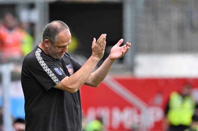 Trainer Coach Frank Schmidt 1. FC Heidenheim 1846 FCH klatscht aufmunternd in die Haende, Beifall Gestik Geste 1. FC Heidenheim 1846 FCH vs Holstein Kiel KSV 13.09.2026 DFL REGULATIONS PROHIBIT ANY USE OF PHOTOGRAPHS AS IMAGE SEQUENCES AND OR QUASI-VIDEO 1. FC Heidenheim 1846 FCH vs Holstein Kiel KSV
