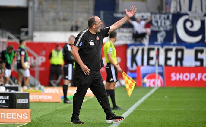 Trainer Coach Frank Schmidt 1. FC Heidenheim 1846 FCH am Spielfeldrand Gestik Geste 1. FC Heidenheim 1846 FCH vs Holstein Kiel KSV 13.09.2026 DFL REGULATIONS PROHIBIT ANY USE OF PHOTOGRAPHS AS IMAGE SEQUENCES AND OR QUASI-VIDEO 1. FC Heidenheim 1846 FCH vs Holstein Kiel KSV