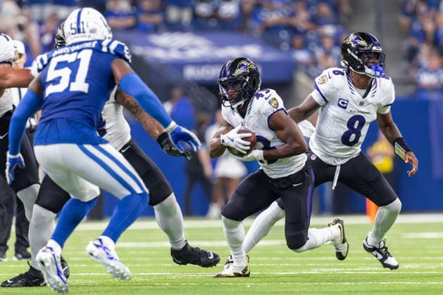 September 13, 2026, Indianapolis, Indiana, U.S: Baltimore Ravens quarterback Lamar Jackson (8) hands the ball to Baltimore Ravens running back Justice Hill (43) during the game between the Baltimore Ravens and the Indianapolis Colts at Lucas Oil Stadium, Indianapolis, Indiana. NFL, American Football Herren, USA 2026 Ravens 41-23 Colts  - ZUMAs304 20260913_zaf_s304_055 Copyright: xScottxStuartx