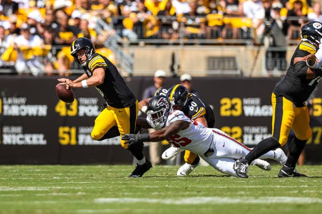 September 13, 2026, Pittsburgh, Pennsylvania, USA: Atlanta Falcons defensive end ZA DARIUS SMITH (55) sacks Pittsburgh Steelers quarterback AARON RODGERS (8) during the NFL, American Football Herren, USA football game between the Pittsburgh Steelers and the Atlanta Falcons in Pittsburgh, Pennsylvania. NFL 2026: Falcons 13: 20 Steelers  - ZUMAg257 20260913_zsp_g257_018 Copyright: xBrentxGudenschwagerx