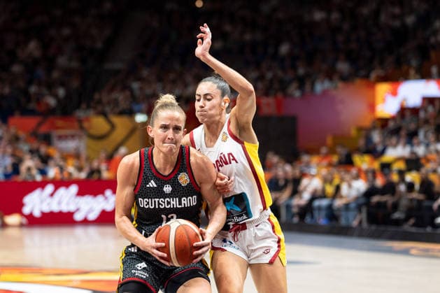 Leonie Fiebich (Deutschland, 13) im Zweikampf, Maria Conde (Spanien, 10), GER, Spanien vs. Deutschland, Basketball, FIBA Women s World Cup 2026, Spiel um Platz 3, 13.09.2026 GER, Spanien vs. Deutschland, Basketball, FIBA Women s World Cup 2026, Spiel um Platz 3, 13.09.2026 Berlin Copyright: xEibner-Pressefoto MaxxVincenx EP_MVN