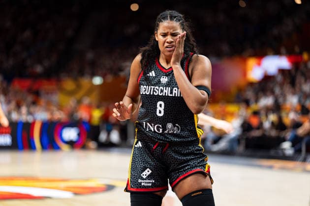 Nyara Sabally (Deutschland, 08) haelt sich die Wange, GER, Spanien vs. Deutschland, Basketball, FIBA Women s World Cup 2026, Spiel um Platz 3, 13.09.2026 GER, Spanien vs. Deutschland, Basketball, FIBA Women s World Cup 2026, Spiel um Platz 3, 13.09.2026 Berlin Copyright: xEibner-Pressefoto MaxxVincenx EP_MVN