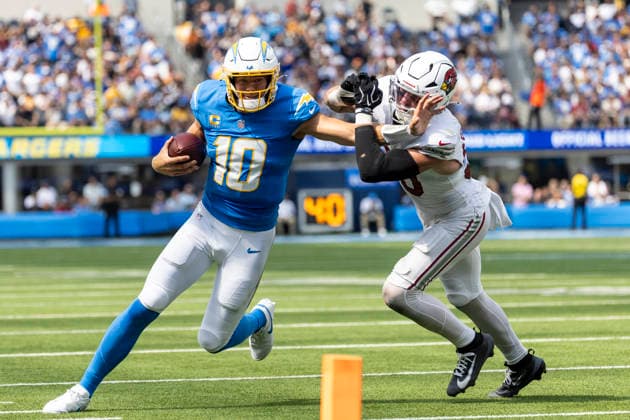 September 13, 2026, Inglewood, California, USA: Los Angeles Chargers quarterback Justin Herbert (10) escapes a tackle-attempt by Arizona Cardinals linebacker Jack Gibbens (50) during an NFL, American Football Herren, USA football game, in Inglewood, Calif. on Sunday 13, 2026. NHL, Eishockey Herren, USA 2026: LA Chargers Vs Arizona Cardinals - ZUMAc68_ 20260913_zaf_c68_011 Copyright: xRingoxChiux