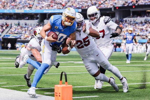 NFL, American Football Herren, USA - Los Angeles Chargers vs Arizona Cardinals Chargers Justin Herbert (L) goes for a run in the first half of an NFL game between the Los Angeles Chargers and Arizona Cardinals in Inglewood, California, USA, 13 September 2026. LOS ANGELES CALIFORNIA UNITED STATES  Copyright: xCHRISxTORRESx
