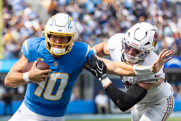 September 13, 2026, Inglewood, California, USA: Los Angeles Chargers quarterback Justin Herbert (10) escapes a tackle-attempt by Arizona Cardinals linebacker Jack Gibbens (50) during an NFL, American Football Herren, USA football game, in Inglewood, Calif. on Sunday 13, 2026. NHL, Eishockey Herren, USA 2026: LA Chargers Vs Arizona Cardinals - ZUMAc68_ 20260913_zaf_c68_021 Copyright: xRingoxChiux