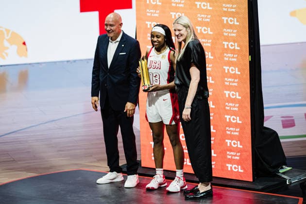 FIBA Women™s Basketball World Cup 2026: USA vs. Frankreich, 13.09.2026 Jackie Young (USA, 13) wird MVP vom Spiel; Basketball, FIBA Women™s Basketball World Cup 2026, Final Phase, Finale, USA vs. Frankreich am 13.09.2026 in der Uber Arena, Berlin Copyright: xBEAUTIFULxSPORTS Tonhäuserx