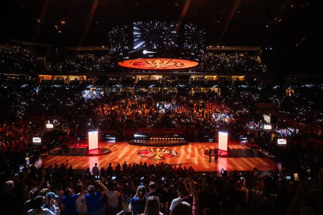FIBA Women™s Basketball World Cup 2026: USA vs. Frankreich, 13.09.2026 USA ist Weltmeister, Vor der Siegerehrung Atmosphäre mit Handylichtern (mit Star-Filter); Basketball, FIBA Women™s Basketball World Cup 2026, Final Phase, Finale, USA vs. Frankreich am 13.09.2026 in der Uber Arena, Berlin Copyright: xBEAUTIFULxSPORTS Tonhäuserx