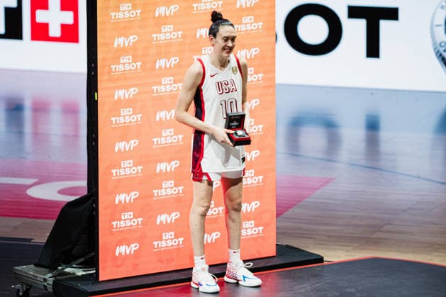 FIBA Women™s Basketball World Cup 2026: USA vs. Frankreich, 13.09.2026 Breanna Stewart (USA, 10) wird MVP vom Turnier; Basketball, FIBA Women™s Basketball World Cup 2026, Final Phase, Finale, USA vs. Frankreich am 13.09.2026 in der Uber Arena, Berlin Copyright: xBEAUTIFULxSPORTS Tonhäuserx