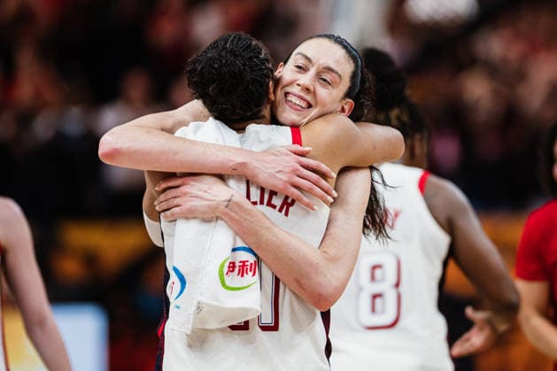 FIBA Women™s Basketball World Cup 2026: USA vs. Frankreich, 13.09.2026 USA ist Weltmeister, Breanna Stewart (USA, 10) jubelt, JUBEL, freut sich mit Napheesa Collier (USA, 11), Umarmung; Basketball, FIBA Women™s Basketball World Cup 2026, Final Phase, Finale, USA vs. Frankreich am 13.09.2026 in der Uber Arena, Berlin Copyright: xBEAUTIFULxSPORTS Tonhäuserx
