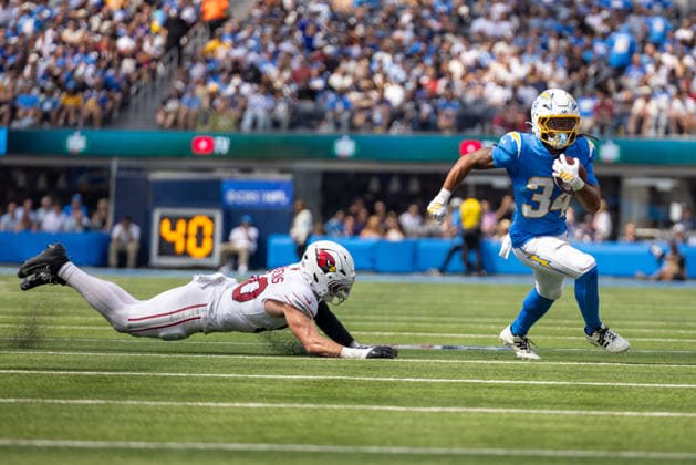 INGLEWOOD, CA - SEPTEMBER 13: Keaton Mitchell 34 of the Los Angeles Chargers carries the ball during an NFL, American Football Herren, USA game between the Arizona Cardinals and the Los Angeles Chargers on September 13, 2026, at SoFi Stadium in Inglewood, California. (Photo by Greg Fiore Icon Sportswire) NFL: SEP 13 Cardinals at Chargers EDITORIAL USE ONLY Icon2609131085