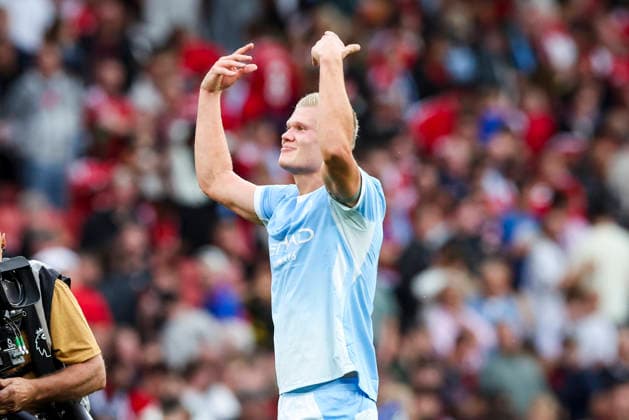 Manchester United, ManU v Manchester City, Premier League Manchester City forward Erling Haaland (9) celebrates winning 0-1 to the fans during the Manchester United v Manchester City Premier League match at Old Trafford, Manchester, England on 13 September 2026 Credit: Phil Duncan Every Second Media Editorial use only. All images are copyright Every Second Media Limited. No images may be reproduced without prior permission. All rights reserved. Premier League and Football League images are subject to licensing agreements with Football DataCo Limited. see https: www.football-dataco.com Copyright: xIMAGO EveryxSecondxMediax ESM-2161-0071 PhilxDuncanx xEveryxSecondxMediax