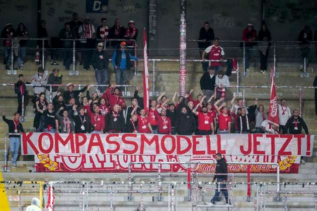 Die Fans vom SC Fortuna Köln zeigen in der Fankurve ein Banner, Spruchband mit der Aufschrift: Kompassmodell jetzt, Fans, Ultras Publikum, Zuschauer, Stimmung, Atmosphäre, Stadion, Protest, Protestaktion zur Reform der Regionalliga, protestieren, Aktion, Action, Regionalligareform, 13.09.2026, Sinsheim (Deutschland), Fussball, 3. Liga, TSG 1899 Hoffenheim II - SC Fortuna Köln, DFB DFL REGULATIONS PROHIBIT ANY USE OF PHOTOGRAPHS AS IMAGE SEQUENCES AND OR QUASI-VIDEO.