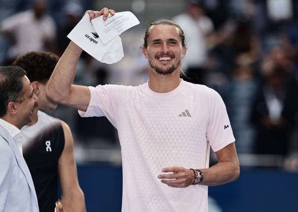 Alexander Zverev mit dem Sieger Scheck, Siegerehrung, Praesentation, US Open Championships, Billie Jean King National Tennis Center, Flushing Meadows, New York, USA . Copyright: xJuergenxHasenkopfx