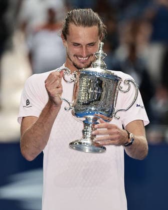 Alexander Zverev mit dem Pokal, Siegerehrung, Praesentation, US Open Championships, Billie Jean King National Tennis Center, Flushing Meadows, New York, USA . Copyright: xJuergenxHasenkopfx
