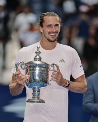 Alexander Zverev mit dem Pokal, Siegerehrung, Praesentation, US Open Championships, Billie Jean King National Tennis Center, Flushing Meadows, New York, USA . Copyright: xJuergenxHasenkopfx