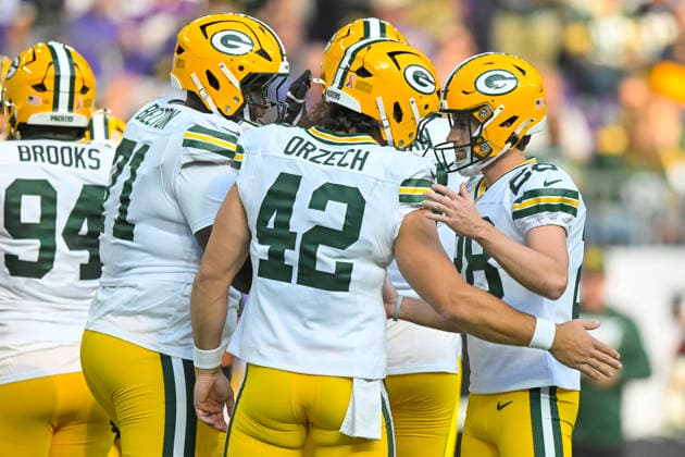 MINNEAPOLIS, MN - SEPTEMBER 13: Green Bay Packers kicker Trey Smack (28) celebrates his 43-yard field goal with Green Bay Packers long snapper Matthew Orzech (42) and Green Bay Packers offensive tackle Anthony Belton (71) during the second quarter of a NFL, American Football Herren, USA game between the Minnesota Vikings and Green Bay Packers on September 13, 2026, at U.S. Bank Stadium in Minneapolis MN. (Photo by Nick Wosika Icon Sportswire) NFL: SEP 13 Packers at Vikings EDITORIAL USE ONLY Icon20260913012