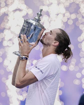 Alexander Zverev mit dem Pokal, Siegerehrung, Praesentation, US Open Championships, Billie Jean King National Tennis Center, Flushing Meadows, New York, USA . Copyright: xJuergenxHasenkopfx