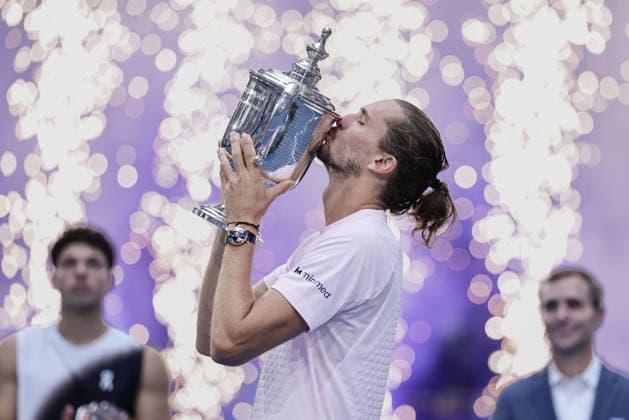 Alexander Zverev mit dem Pokal, Siegerehrung, Praesentation, US Open Championships, Billie Jean King National Tennis Center, Flushing Meadows, New York, USA . Copyright: xJuergenxHasenkopfx