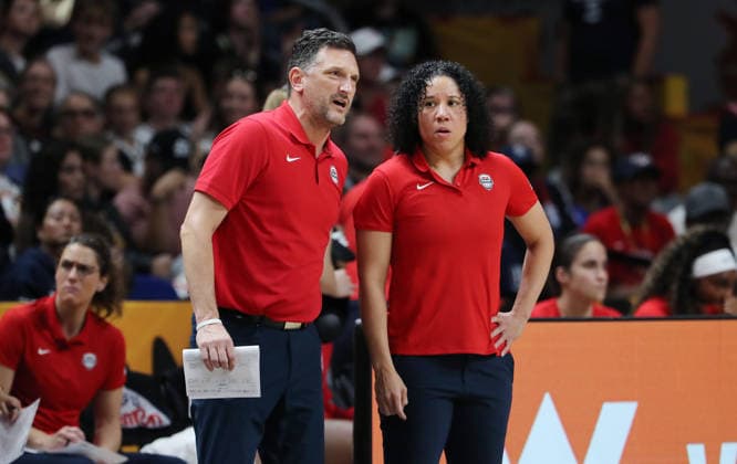 Co Trainer Nathan Tibbets redet mit Trainerin Cara Lawson Aktion Oberkörper Basketball FIBA World Cup Weltmeisterschaft Frauen WM Finale Saison 2026 2027 13.09.2026 Frankreich vs USA