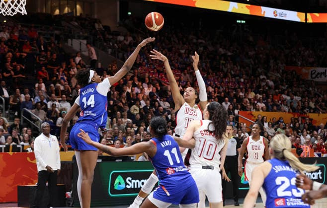 Dominique Malonga, Valeriane Ayayi, Napheesa Collier am Ball wirft, Breanna Stewart Zweikampf Spielszene Aktion Basketball FIBA World Cup Weltmeisterschaft Frauen WM Finale Saison 2026 2027 13.09.2026 Frankreich vs USA