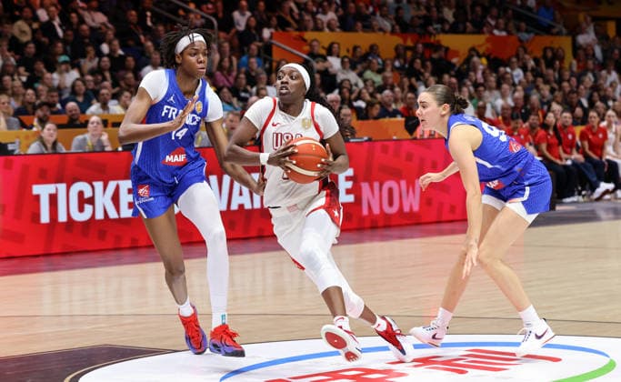 Dominique Malonga, Kahleah Copper am Ball, Pauline Astier Zweikampf Spielszene Aktion Basketball FIBA World Cup Weltmeisterschaft Frauen WM Finale Saison 2026 2027 13.09.2026 Frankreich vs USA