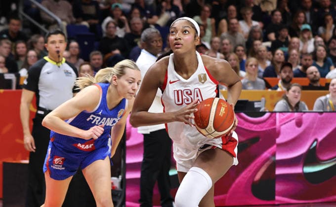 Marine Johannes, Angel Reese am Ball Zweikampf Spielszene Aktion Basketball FIBA World Cup Weltmeisterschaft Frauen WM Finale Saison 2026 2027 13.09.2026 Frankreich vs USA