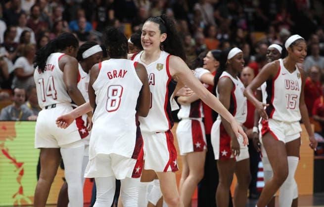 Chelsea Gray und Breanna Stewart jubeln und feiern die Weltmeisterschaft Team USA Weltmeister Freude Emotion Basketball FIBA World Cup Weltmeisterschaft Frauen WM Finale Saison 2026 2027 13.09.2026 Frankreich vs USA