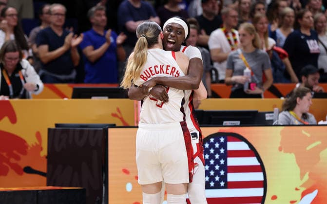Paige Bueckers und Kahleah Copper jubeln und feiern die Weltmeisterschaft Team USA Weltmeister Freude Emotion Basketball FIBA World Cup Weltmeisterschaft Frauen WM Finale Saison 2026 2027 13.09.2026 Frankreich vs USA