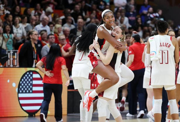 Angel Reese und Paige Bueckers jubeln und feiern die Weltmeisterschaft Team USA Weltmeister Freude Emotion Basketball FIBA World Cup Weltmeisterschaft Frauen WM Finale Saison 2026 2027 13.09.2026 Frankreich vs USA