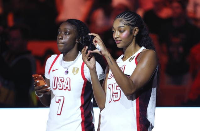 Kahleah Copper und Angel Reese filmen Ehrung von MVP Breanna Stewart Team USA Weltmeister Freude Emotion Basketball FIBA World Cup Weltmeisterschaft Frauen WM Finale Saison 2026 2027 13.09.2026 Frankreich vs USA