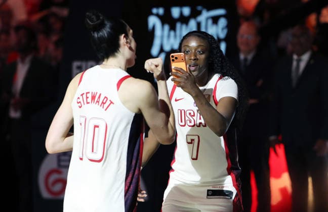 Kahleah Copper filmt Ehrung von MVP Breanna Stewart Team USA Weltmeister Freude Emotion Basketball FIBA World Cup Weltmeisterschaft Frauen WM Finale Saison 2026 2027 13.09.2026 Frankreich vs USA