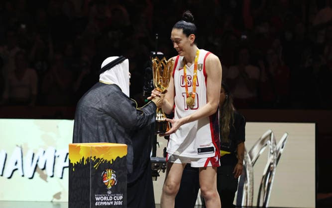 Breanna Stewart nimmt den WM Pokal entgegen Team USA Weltmeister Freude Emotion Basketball FIBA World Cup Weltmeisterschaft Frauen WM Finale Saison 2026 2027 13.09.2026 Frankreich vs USA