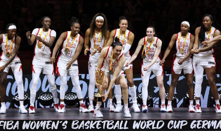 Breanna Stewart mit WM Pokal, Team USA Weltmeister Freude Emotion Basketball FIBA World Cup Weltmeisterschaft Frauen WM Finale Saison 2026 2027 13.09.2026 Frankreich vs USA