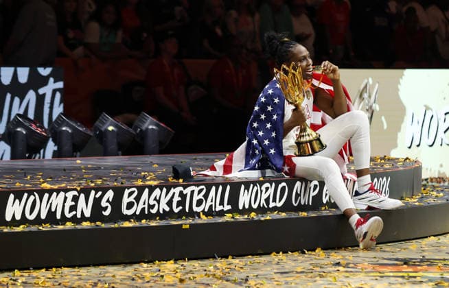 Chelsea Gray posiert mit Goldmedaille und WM Pokal, feiert die Weltmeisterschaft Team USA Weltmeister Freude Emotion Basketball FIBA World Cup Weltmeisterschaft Frauen WM Finale Saison 2026 2027 13.09.2026 Frankreich vs USA