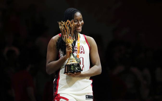 Aliyah Boston posiert mit Goldmedaille und WM Pokal, feiert die Weltmeisterschaft Team USA Weltmeister Freude Emotion Basketball FIBA World Cup Weltmeisterschaft Frauen WM Finale Saison 2026 2027 13.09.2026 Frankreich vs USA