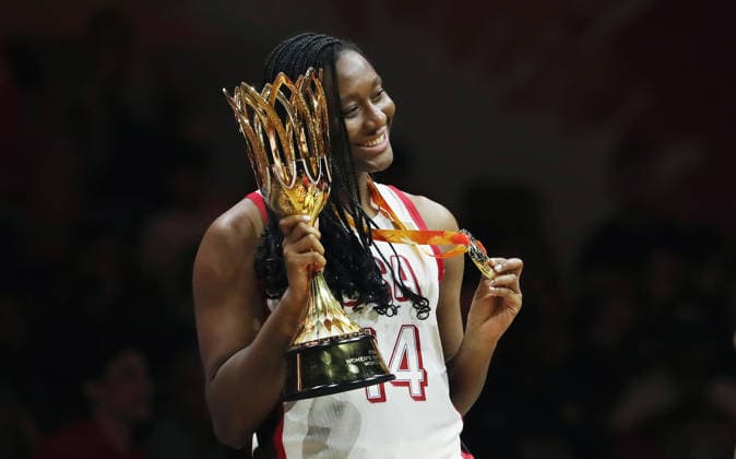Aliyah Boston posiert mit Goldmedaille und WM Pokal, feiert die Weltmeisterschaft Team USA Weltmeister Freude Emotion Basketball FIBA World Cup Weltmeisterschaft Frauen WM Finale Saison 2026 2027 13.09.2026 Frankreich vs USA