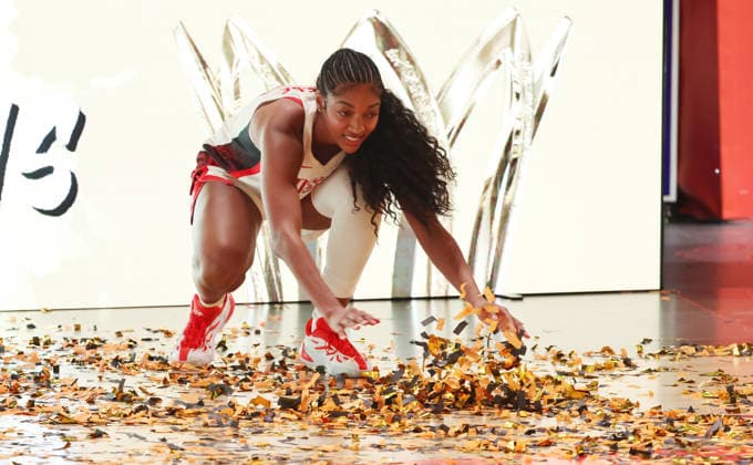 Angel Reese spielt mit Goldlametta, feiert die Weltmeisterschaft Team USA Weltmeister Freude Emotion Basketball FIBA World Cup Weltmeisterschaft Frauen WM Finale Saison 2026 2027 13.09.2026 Frankreich vs USA