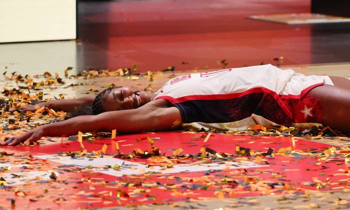 Angel Reese jubelt, liegt im Goldlametta, feiert die Weltmeisterschaft Team USA Weltmeister Freude Emotion Basketball FIBA World Cup Weltmeisterschaft Frauen WM Finale Saison 2026 2027 13.09.2026 Frankreich vs USA