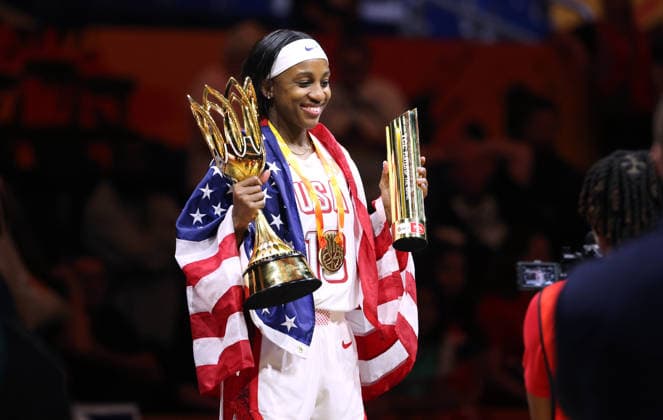Jackie Young posiert mit Goldmedaille und WM Pokal, feiert die Weltmeisterschaft Team USA Weltmeister Freude Emotion Basketball FIBA World Cup Weltmeisterschaft Frauen WM Finale Saison 2026 2027 13.09.2026 Frankreich vs USA