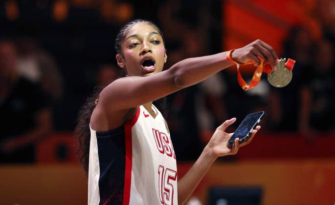 Angel Reese posiert mit Goldmedaille, feiert die Weltmeisterschaft Team USA Weltmeister Freude Emotion Basketball FIBA World Cup Weltmeisterschaft Frauen WM Finale Saison 2026 2027 13.09.2026 Frankreich vs USA