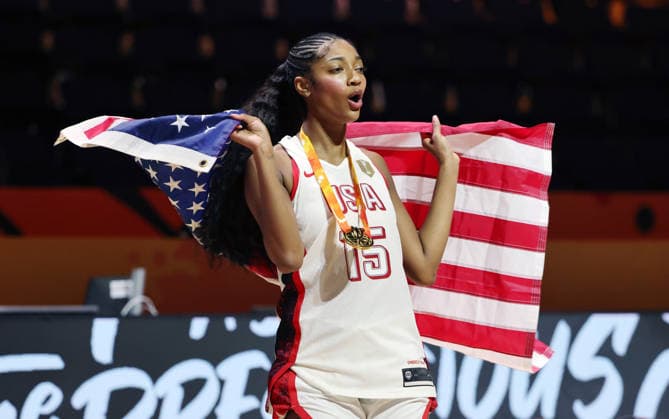 Aliyah Boston posiert mit Goldmedaille und US Fahne, feiert die Weltmeisterschaft Team USA Weltmeister Freude Emotion Basketball FIBA World Cup Weltmeisterschaft Frauen WM Finale Saison 2026 2027 13.09.2026 Frankreich vs USA
