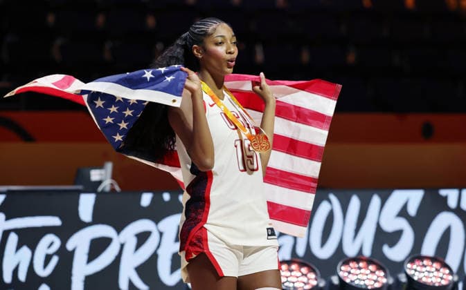 Aliyah Boston posiert mit Goldmedaille und US Fahne, feiert die Weltmeisterschaft Team USA Weltmeister Freude Emotion Basketball FIBA World Cup Weltmeisterschaft Frauen WM Finale Saison 2026 2027 13.09.2026 Frankreich vs USA
