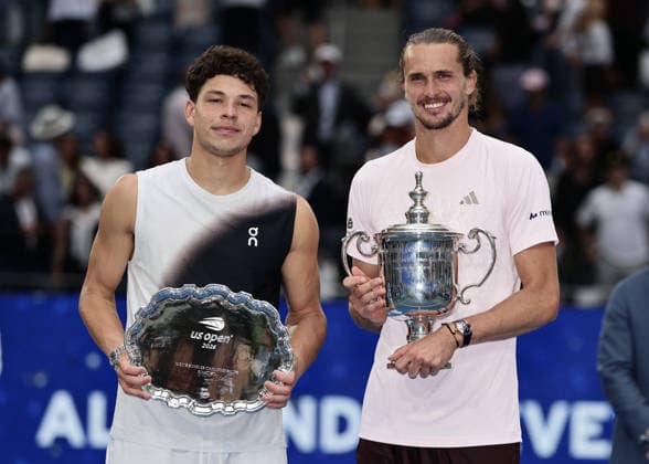 Finalist Ben Shelton und Sieger Alexander Zverev mit dem Pokal und Tennis Legende Jimmy Connors, Siegerehrung, Praesentation, US Open Championships, Billie Jean King National Tennis Center, Flushing Meadows, New York, USA . Copyright: xJuergenxHasenkopfx