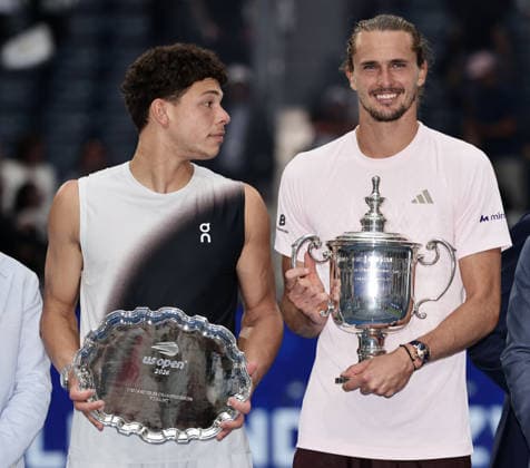 Finalist Ben Shelton und Sieger Alexander Zverev mit dem Pokal und Tennis Legende Jimmy Connors, Siegerehrung, Praesentation, US Open Championships, Billie Jean King National Tennis Center, Flushing Meadows, New York, USA . Copyright: xJuergenxHasenkopfx