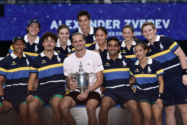 Alexander Zverev mit dem Pokal und Ballkinder, Siegerehrung, Praesentation, US Open Championships, Billie Jean King National Tennis Center, Flushing Meadows, New York, USA . Copyright: xJuergenxHasenkopfx