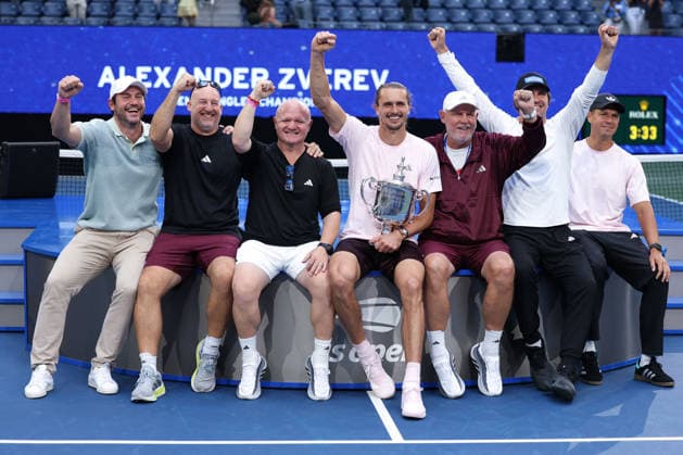 Alexander Zverev mit dem Pokal und seinem Team, Siegerehrung, Praesentation, US Open Championships, Billie Jean King National Tennis Center, Flushing Meadows, New York, USA . Copyright: xJuergenxHasenkopfx