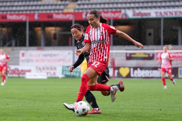 Emma Memminger (SC Freiburg, 32) am Ball , Deutschland, Fussball, GooglePixel Frauen-Bundesliga, 4.Spieltag, 2026 2027, SC Freiburg vs. 1. FSV Mainz 05, 13.09.2026, Dreisamstadion, Freiburg Freiburg Dreisamstadion Baden-Wuerttemberg Deutschland Copyright: xArnexAmbergx