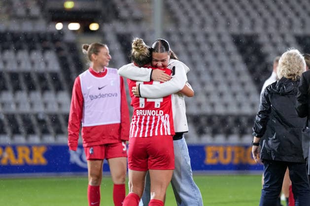 Die Mannschaft feiert den Sieg, Carina Brunold (SC Freiburg, 14), Lorena Barth (SC Freiburg, 33) , Deutschland, Fussball, GooglePixel Frauen-Bundesliga, 4.Spieltag, 2026 2027, SC Freiburg vs. 1. FSV Mainz 05, 13.09.2026, Dreisamstadion, Freiburg Freiburg Dreisamstadion Baden-Wuerttemberg Deutschland Copyright: xArnexAmbergx